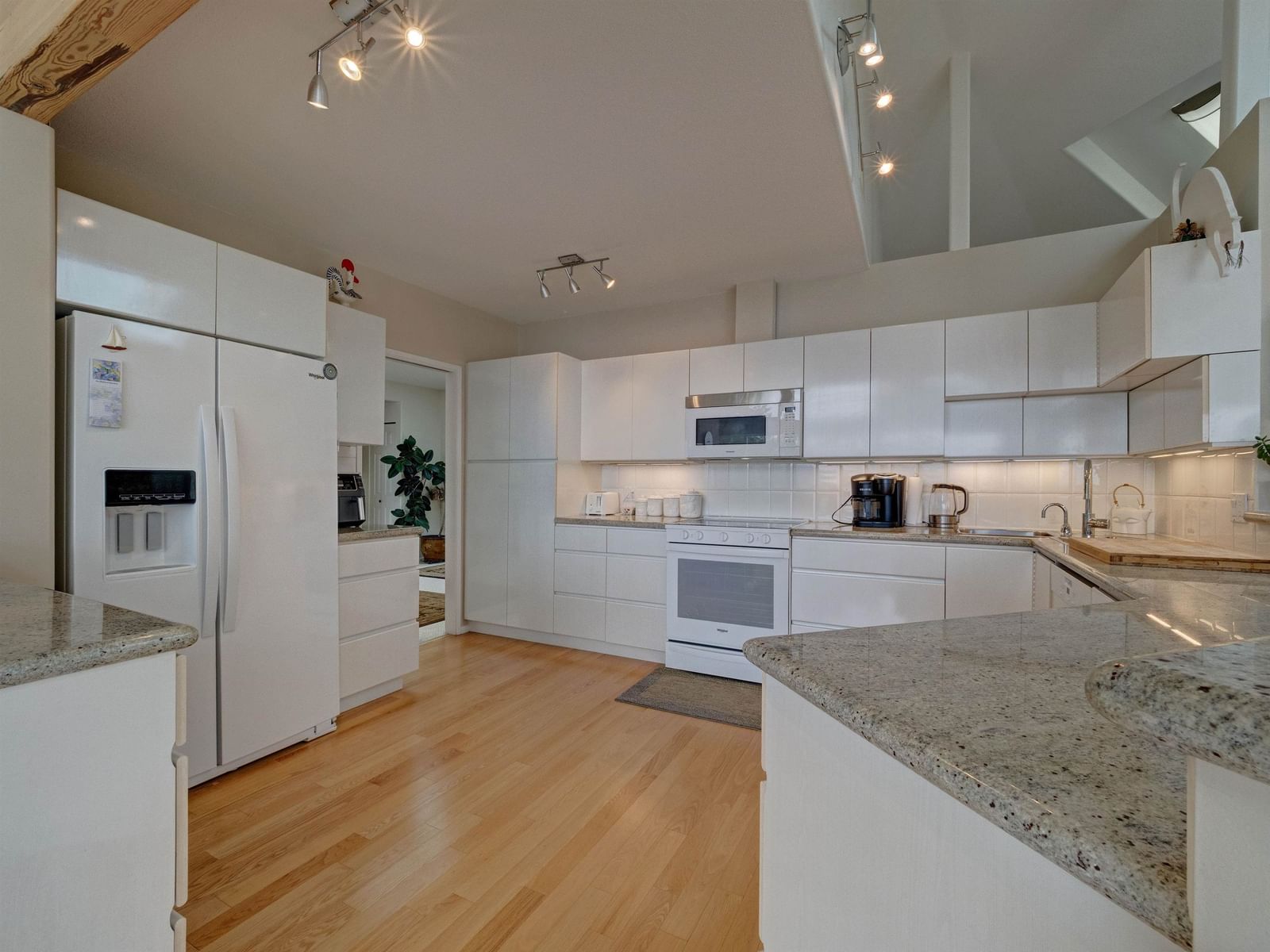 Listing Image 19