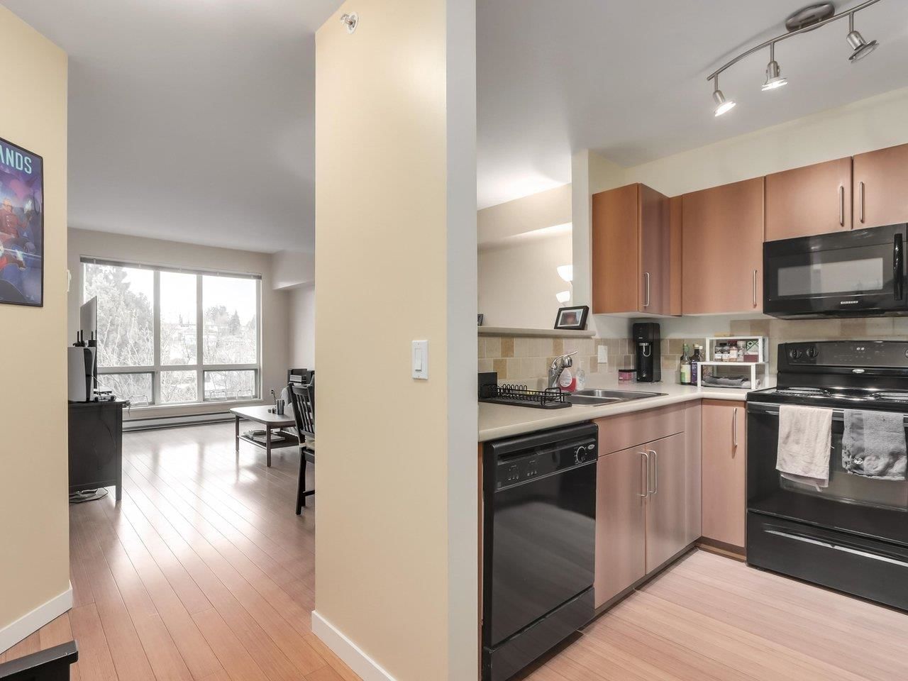 Listing Image 4