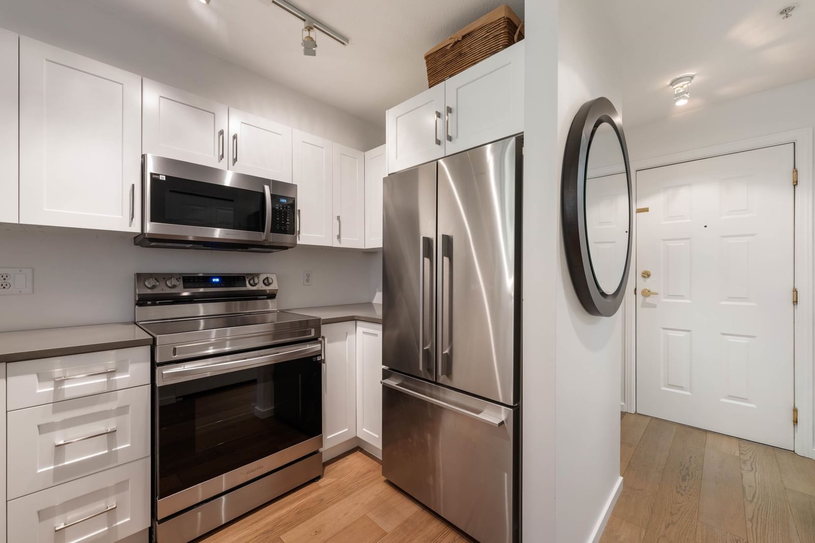 Listing Image 11