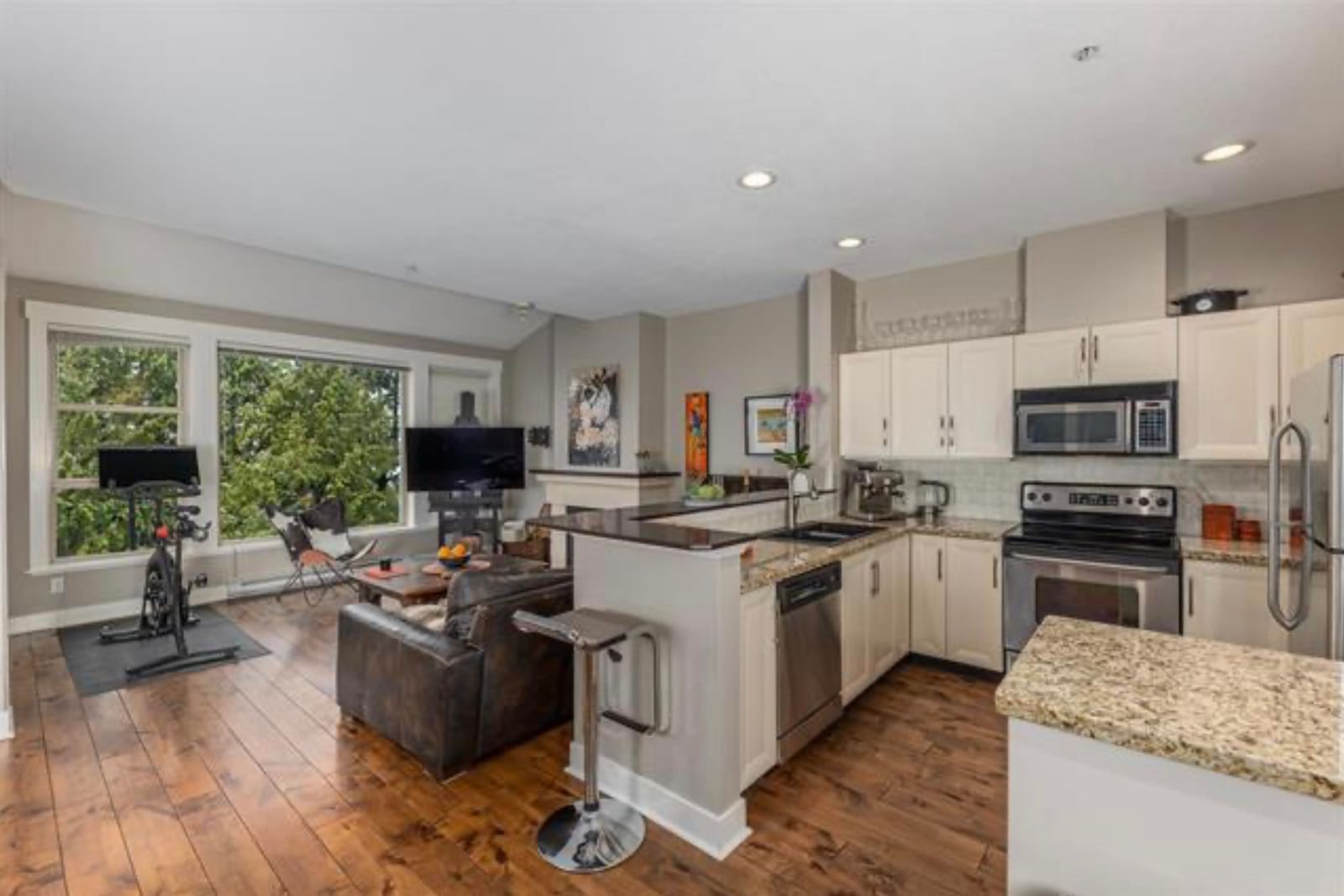 Listing Image 10