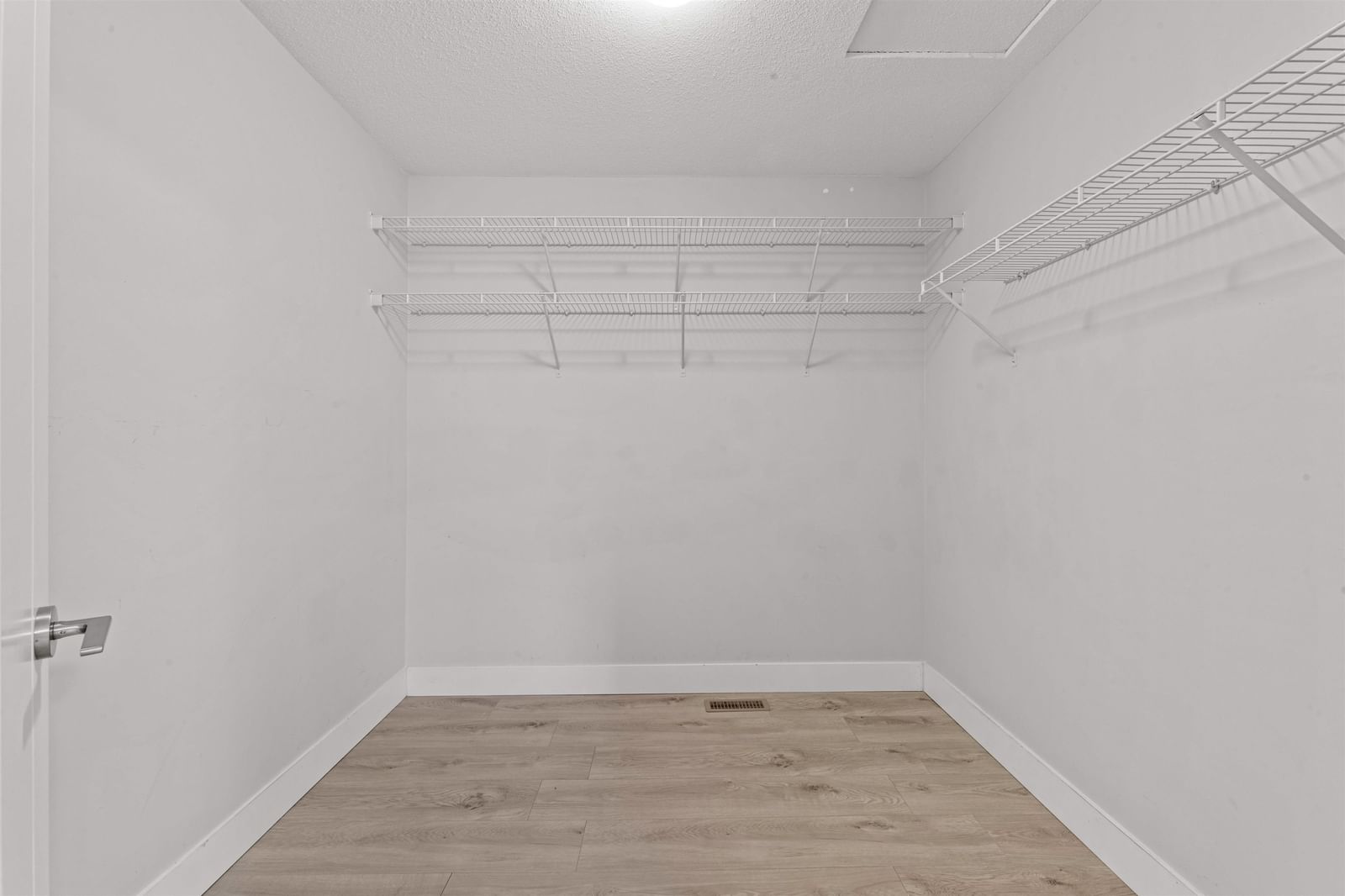 Listing Image 26