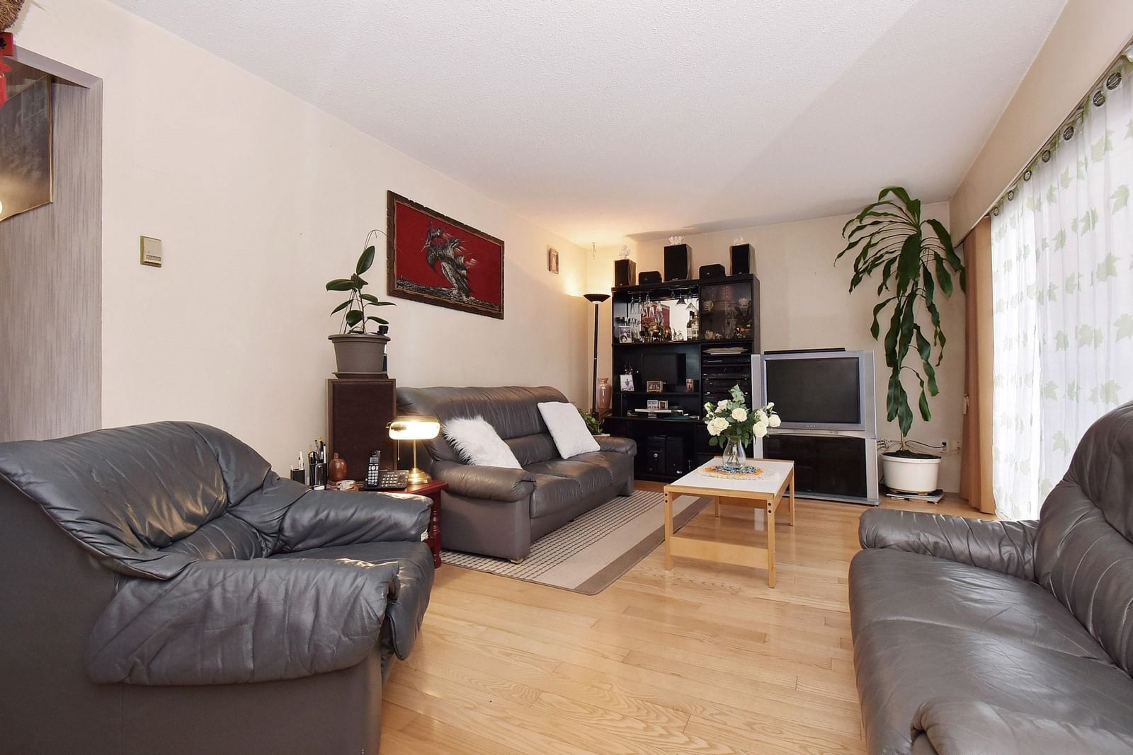 Listing Image 4
