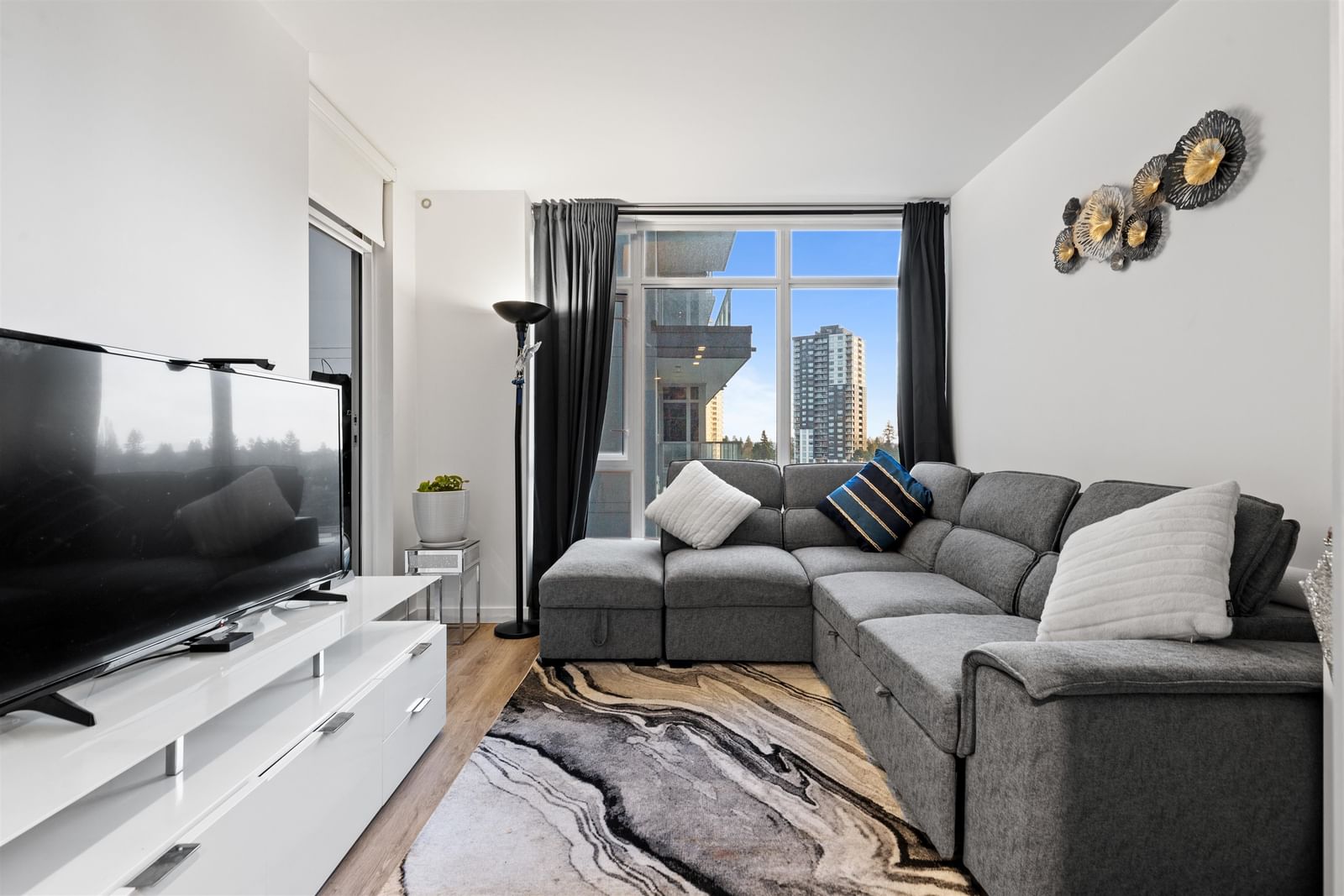 Listing Image 12
