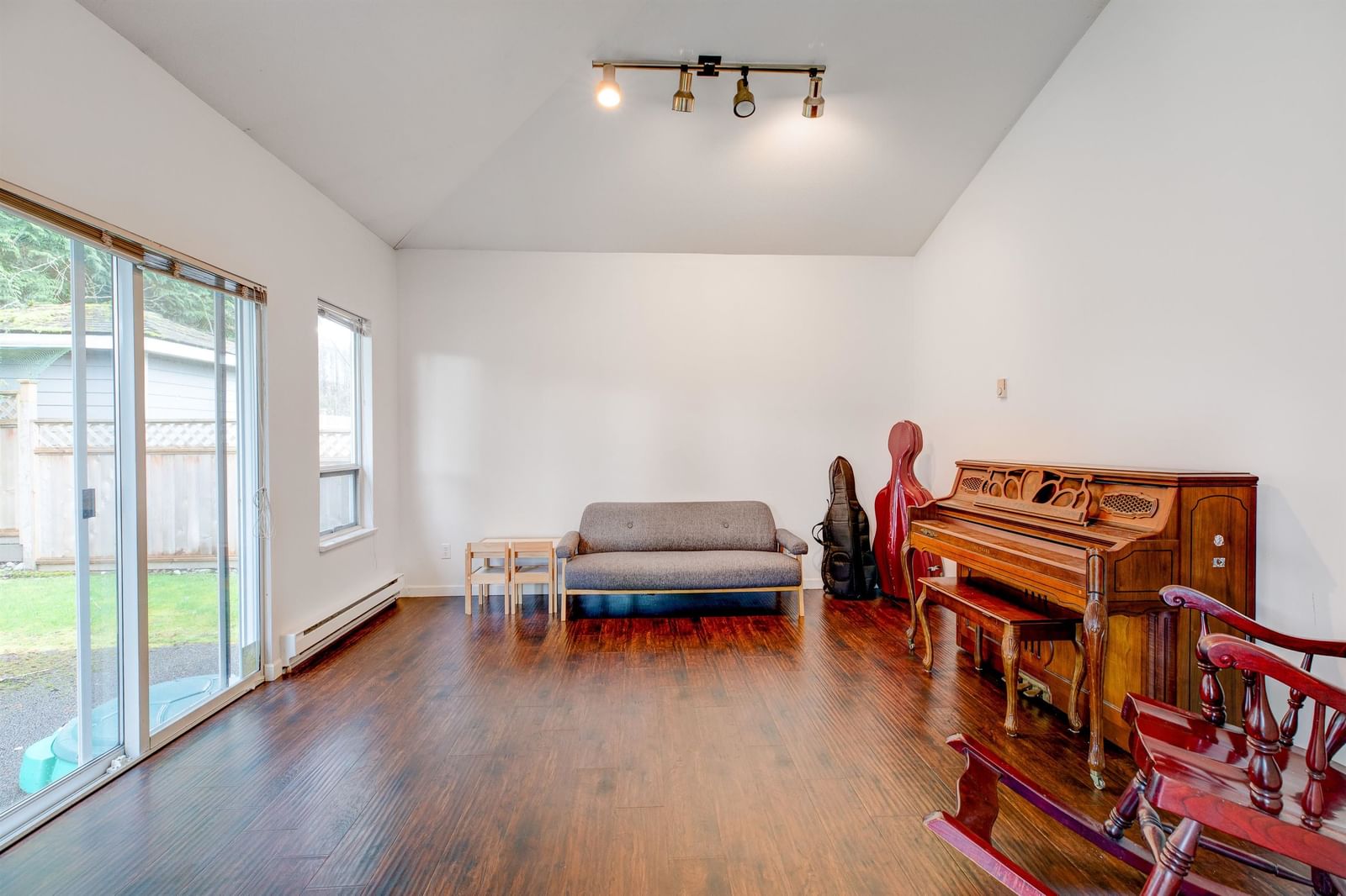 Listing Image 9