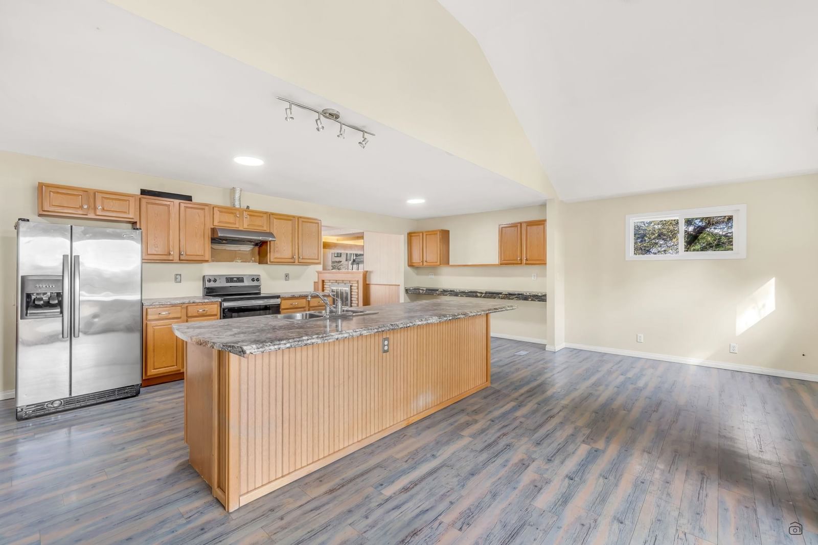 Listing Image 16