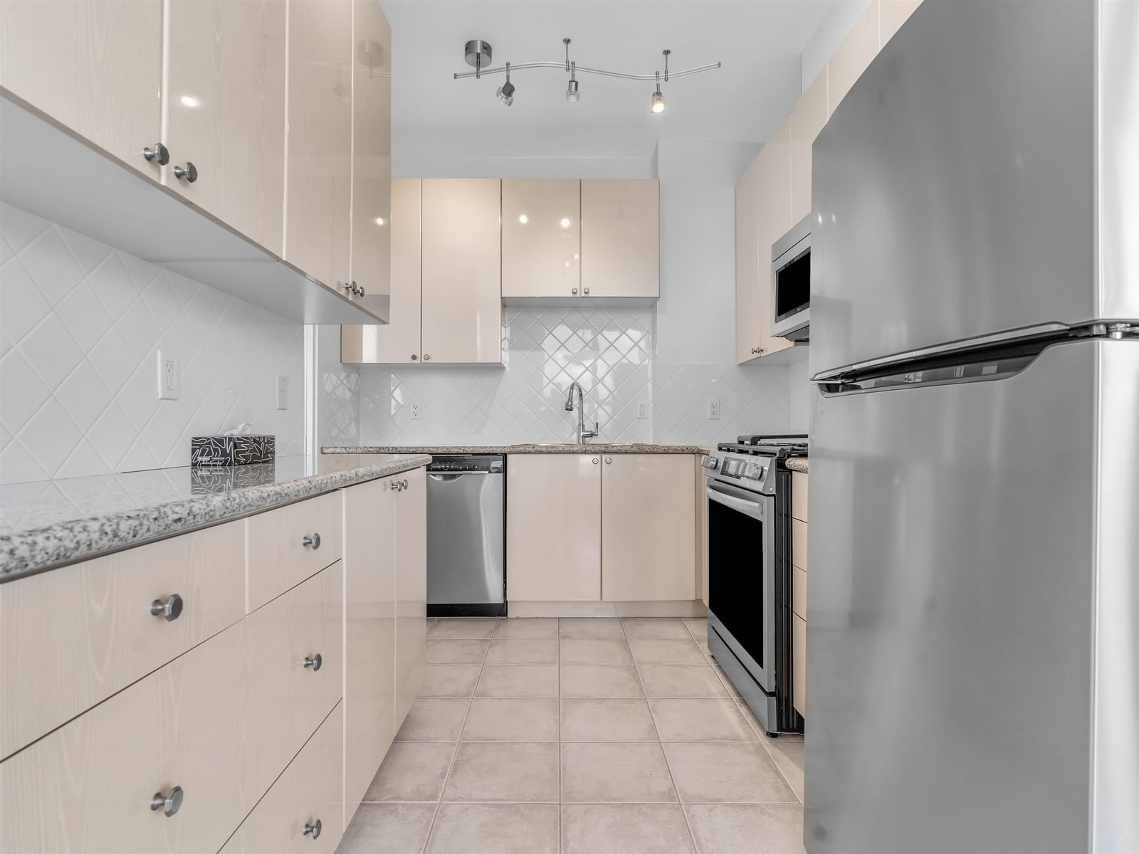 Listing Image 12