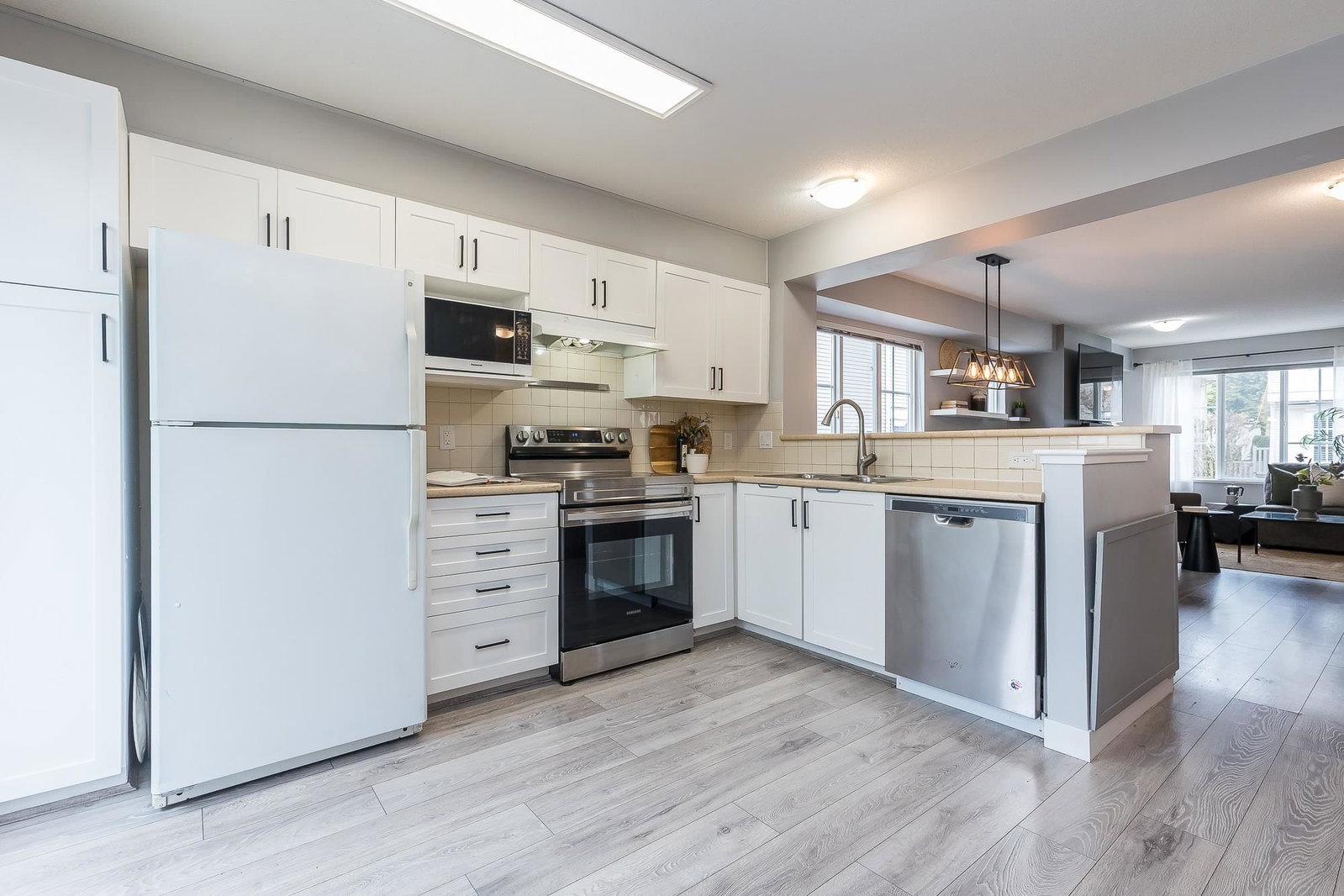 Listing Image 12