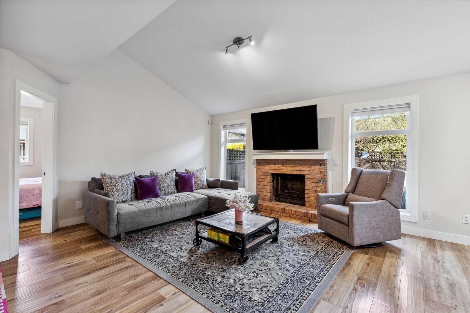 Listing Image 4