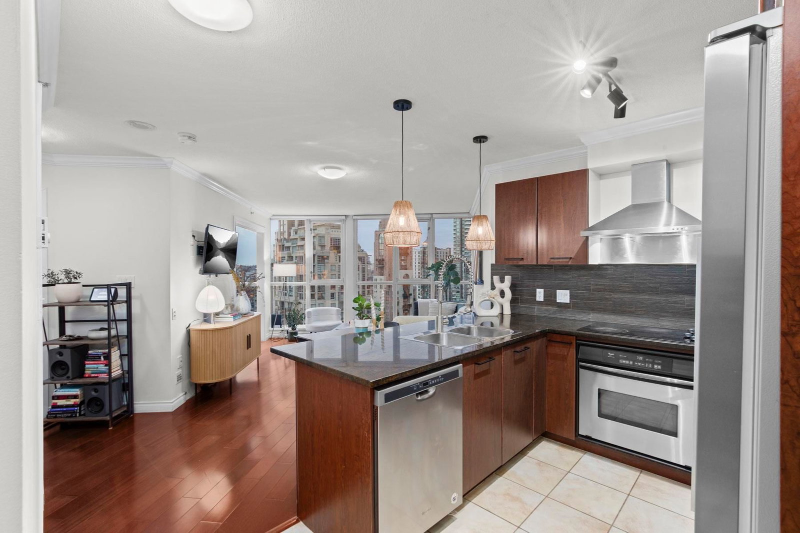 Listing Image 6