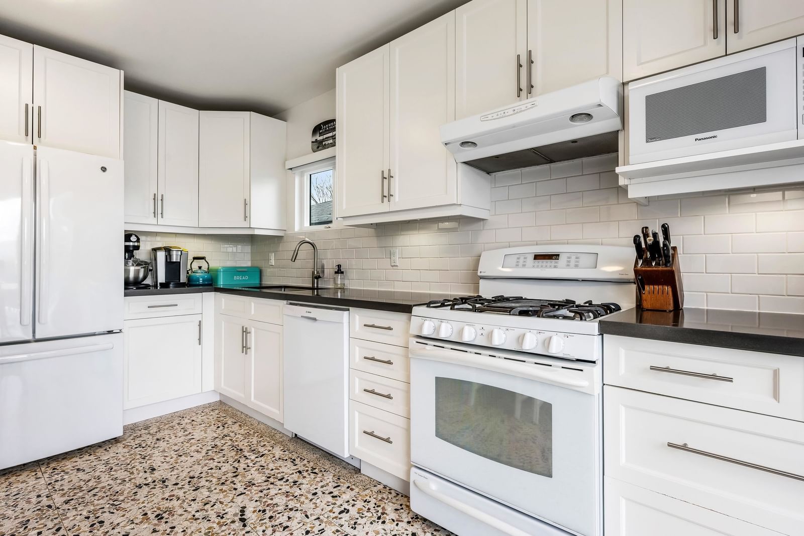 Listing Image 11