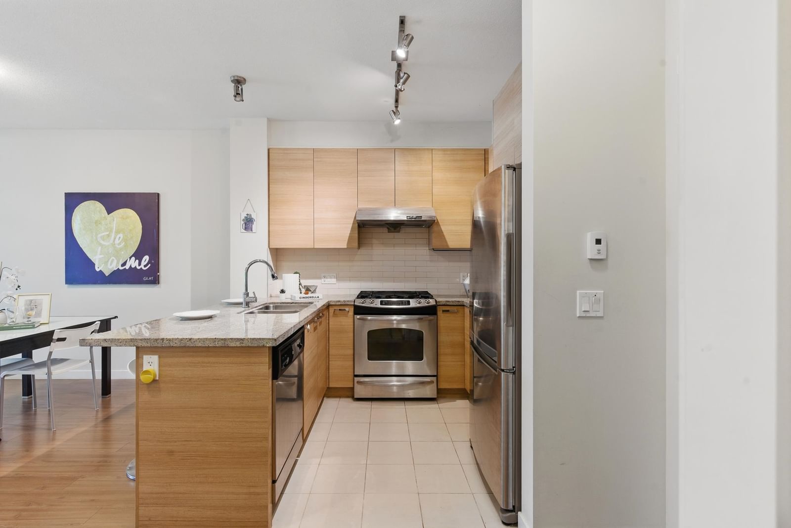 Listing Image 9