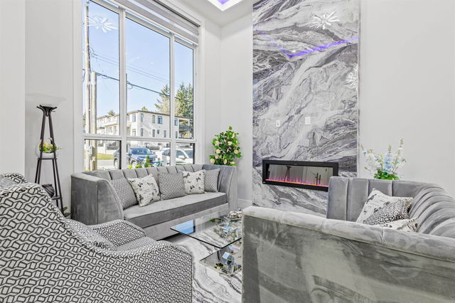 2128 Oakridge Crescent