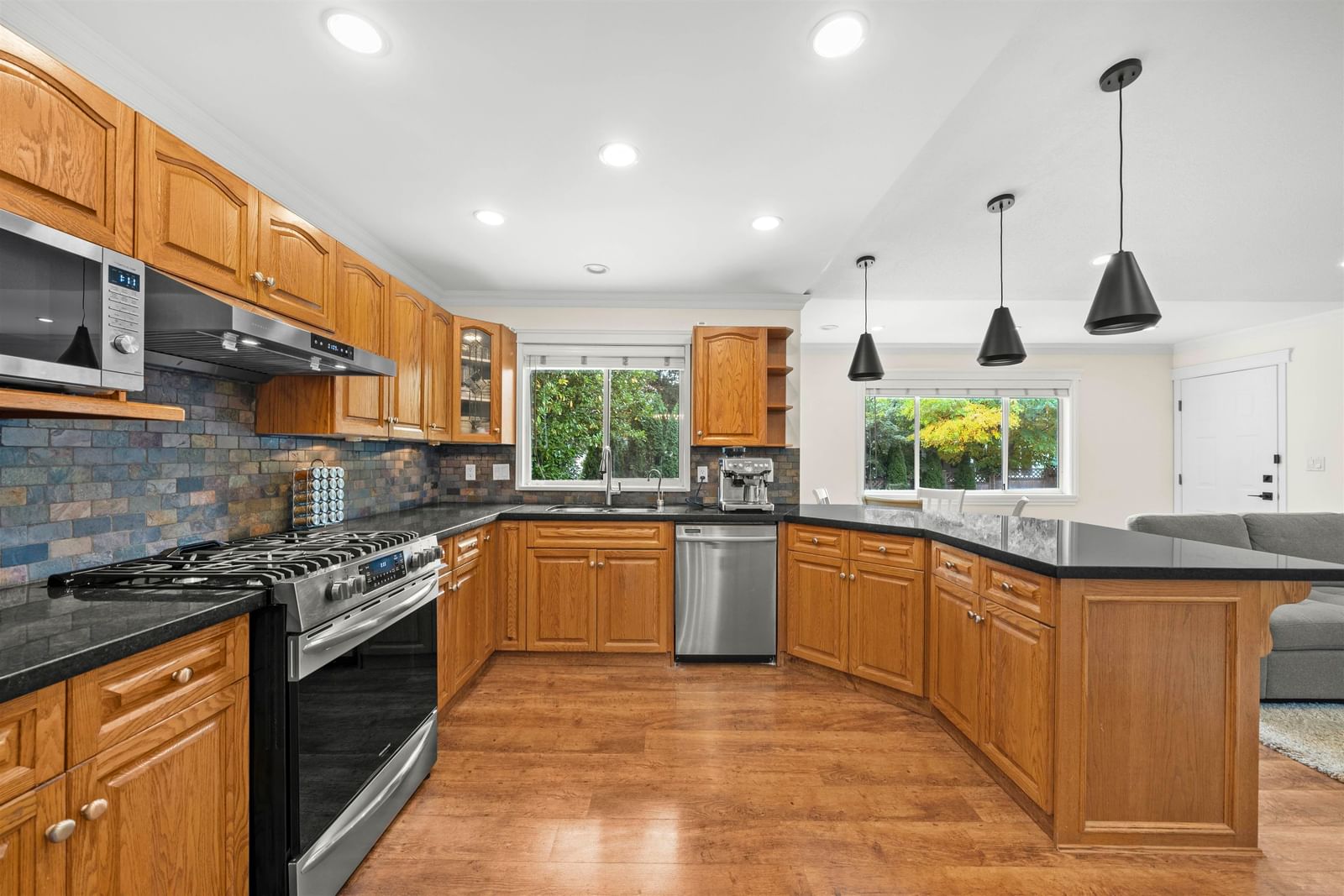 Listing Image 11