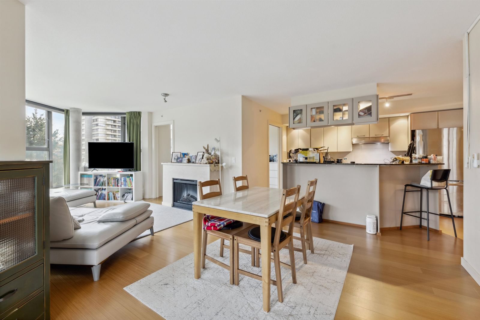 Listing Image 4