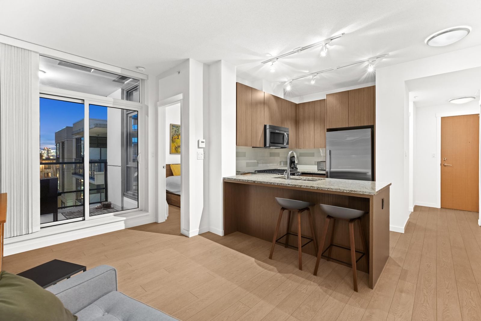 Listing Image 11