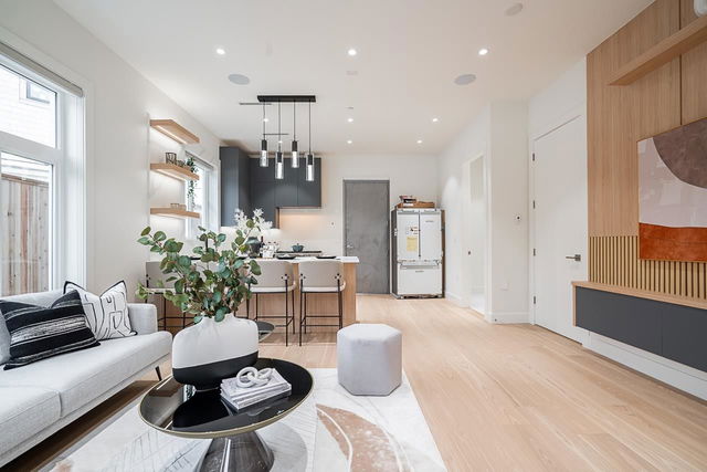 2835 Oliver Crescent