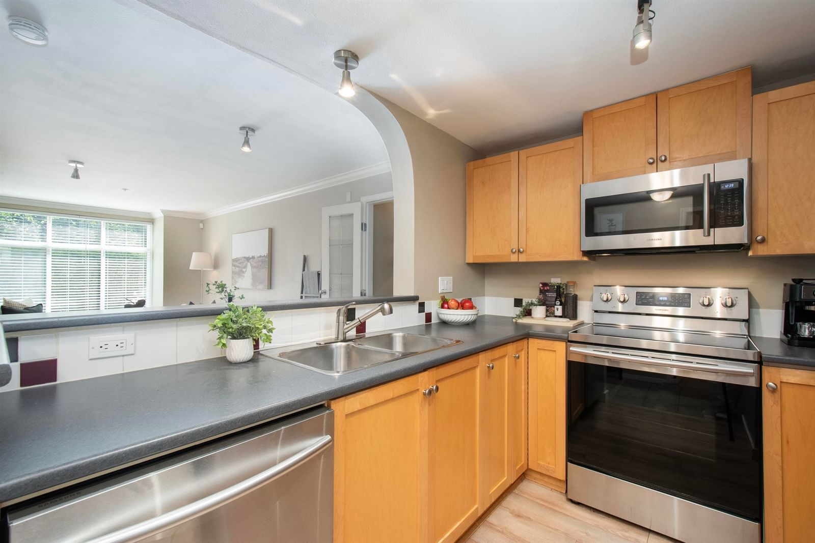 Listing Image 12