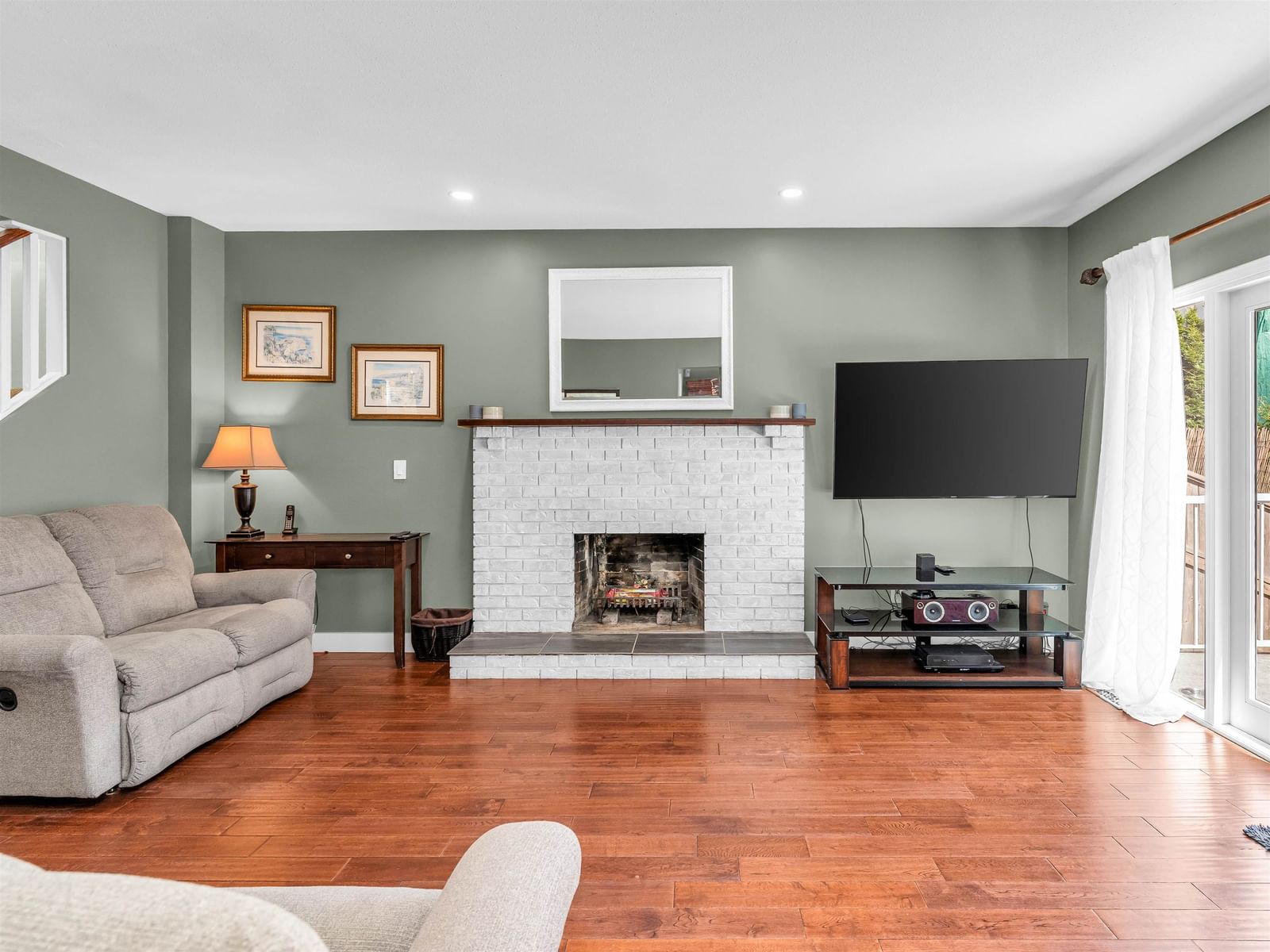 Listing Image 4