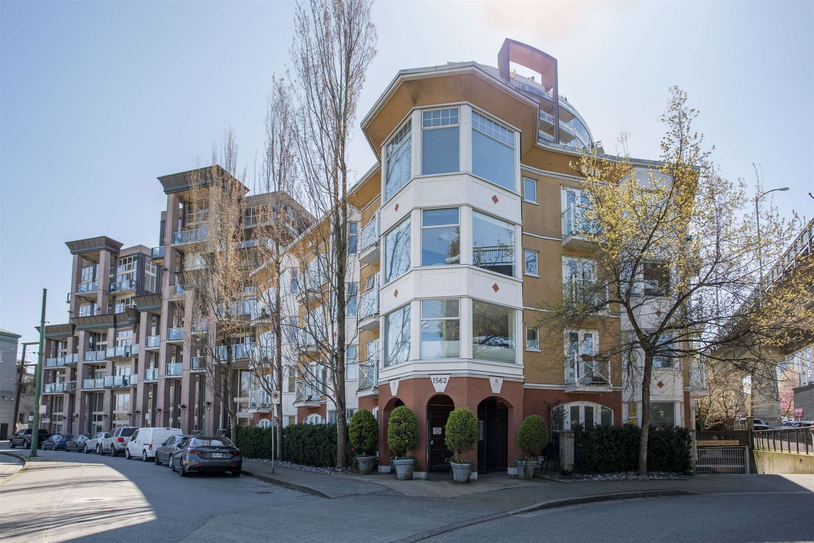 Listing Image 4