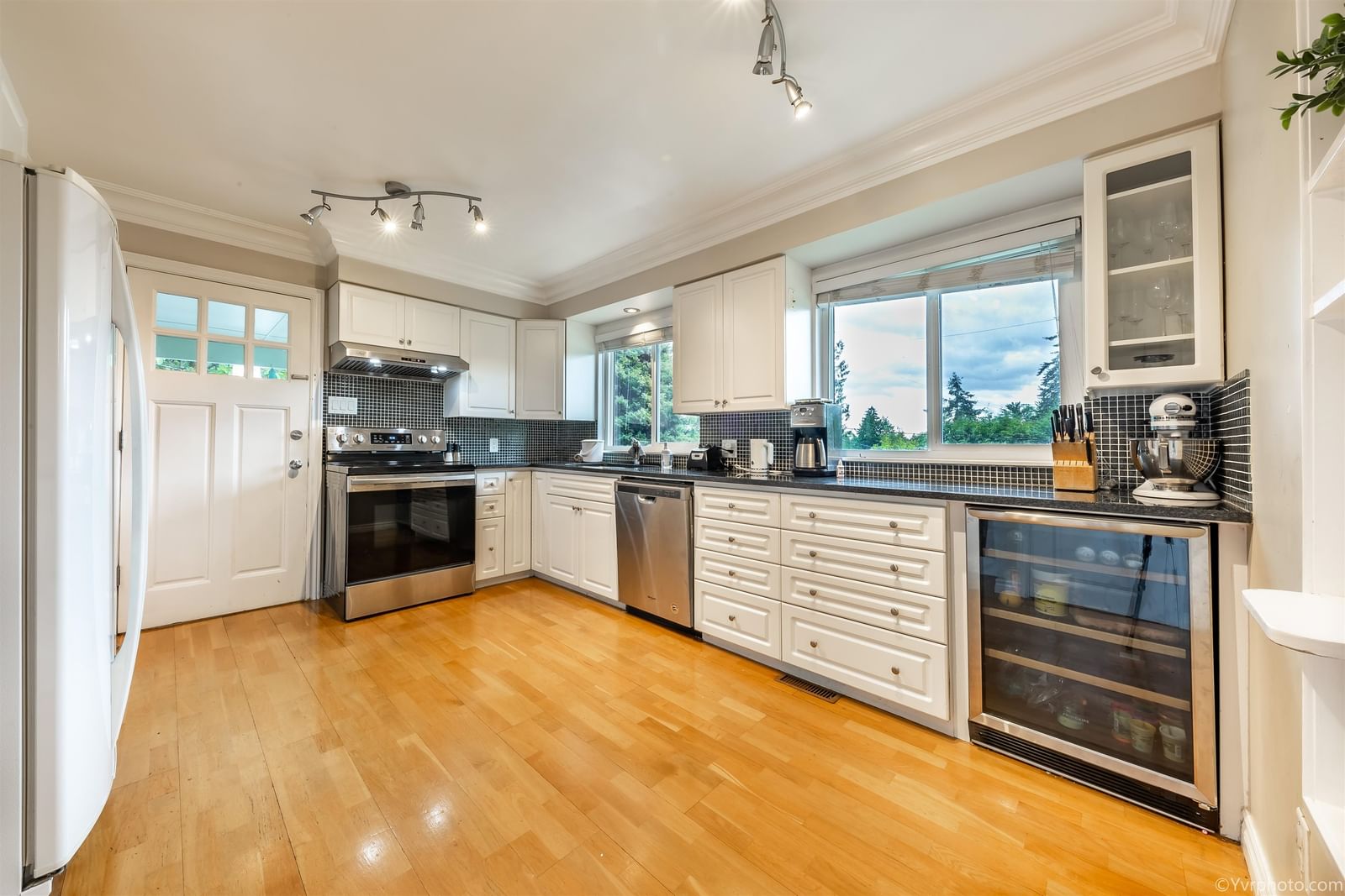 Listing Image 11