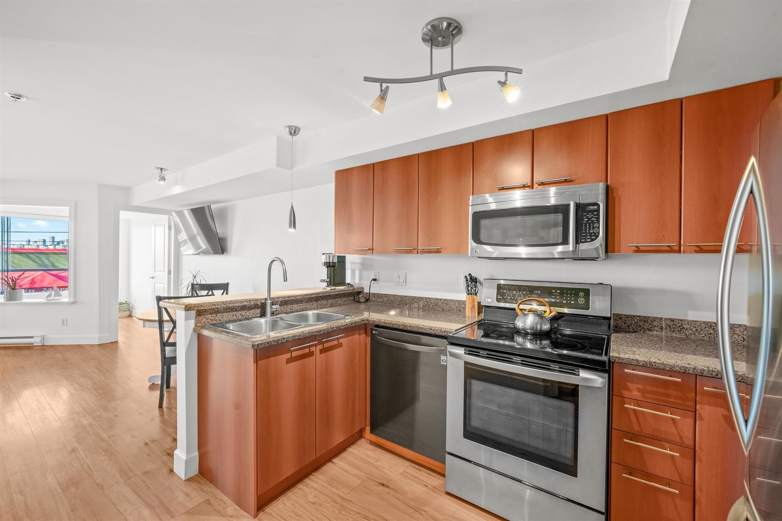 Listing Image 9