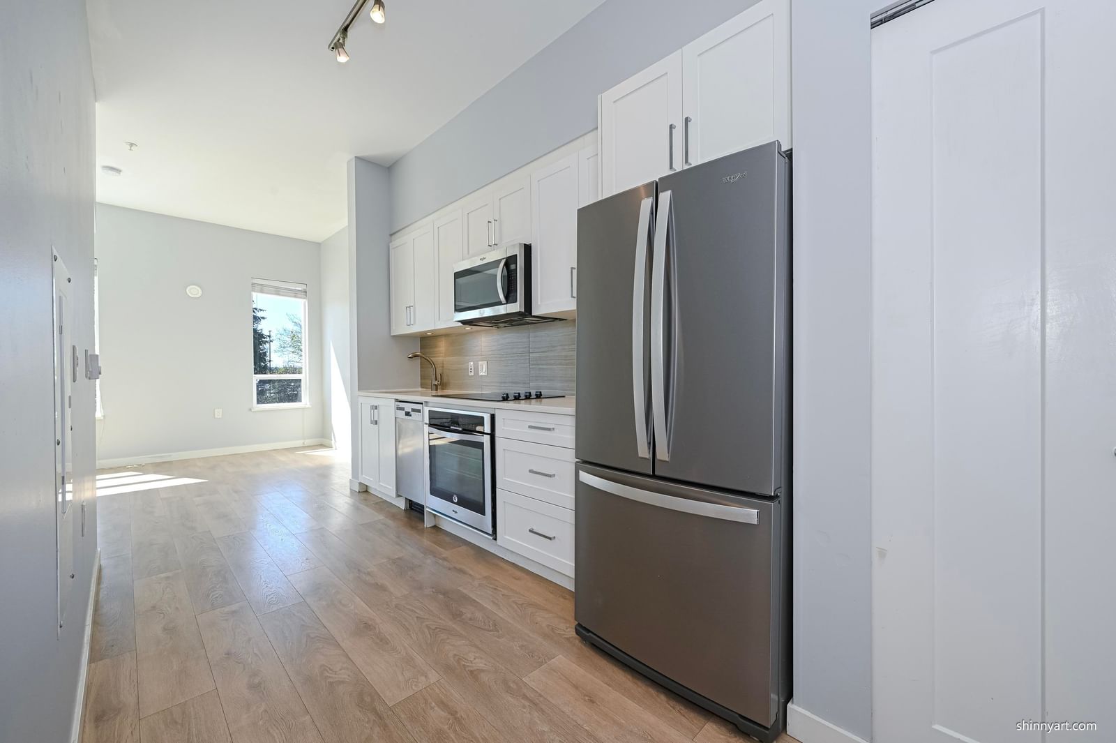 Listing Image 4