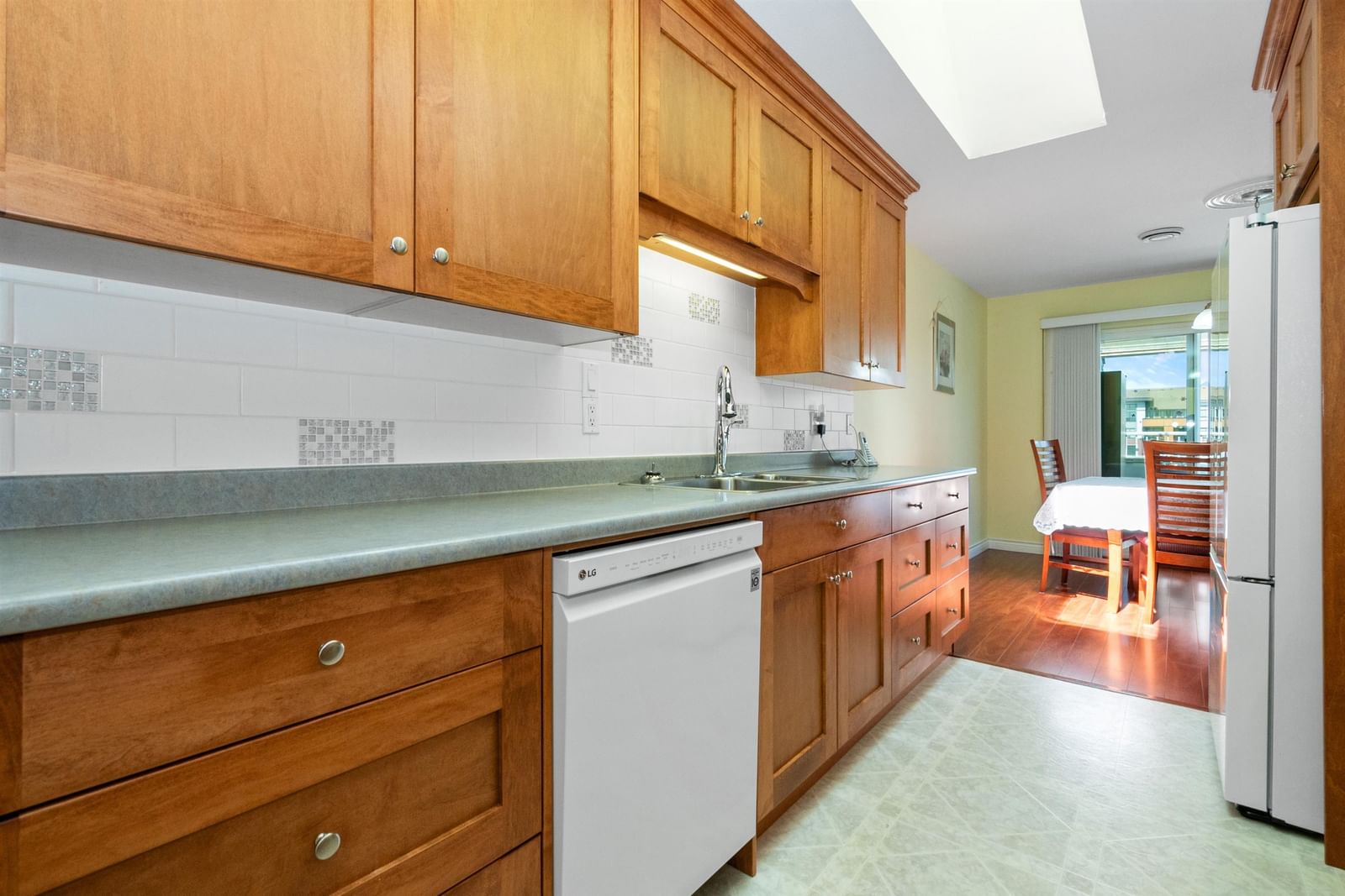 Listing Image 4