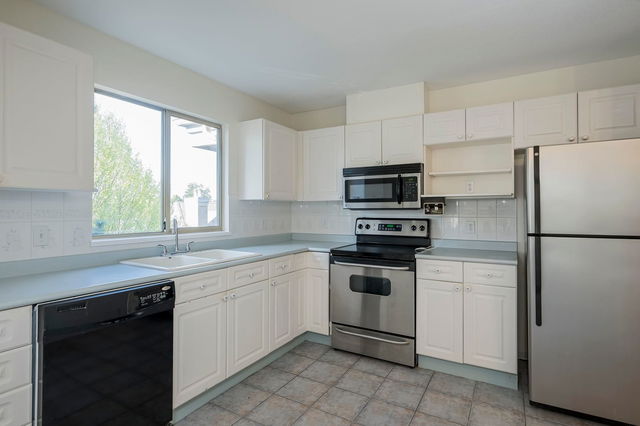 302 - 15440 Vine Avenue