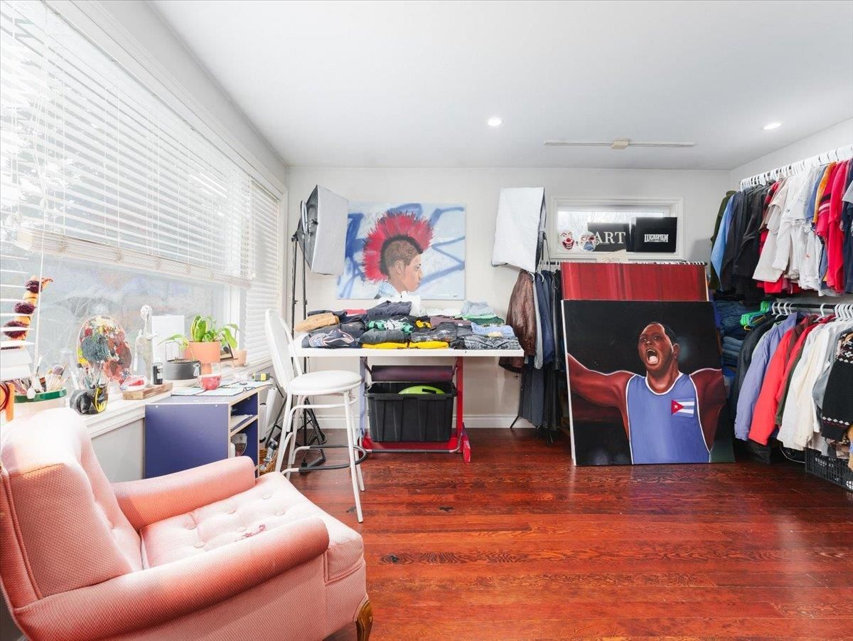 Listing Image 14