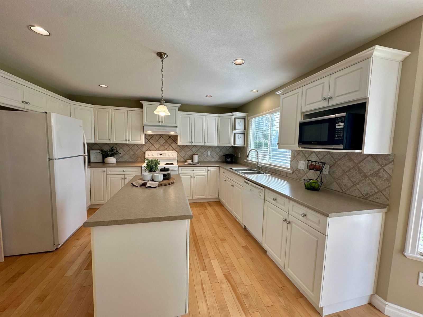 Listing Image 12