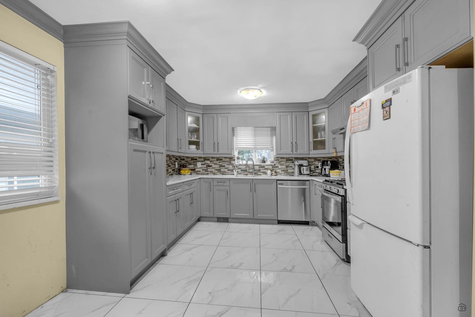 Listing Image 8
