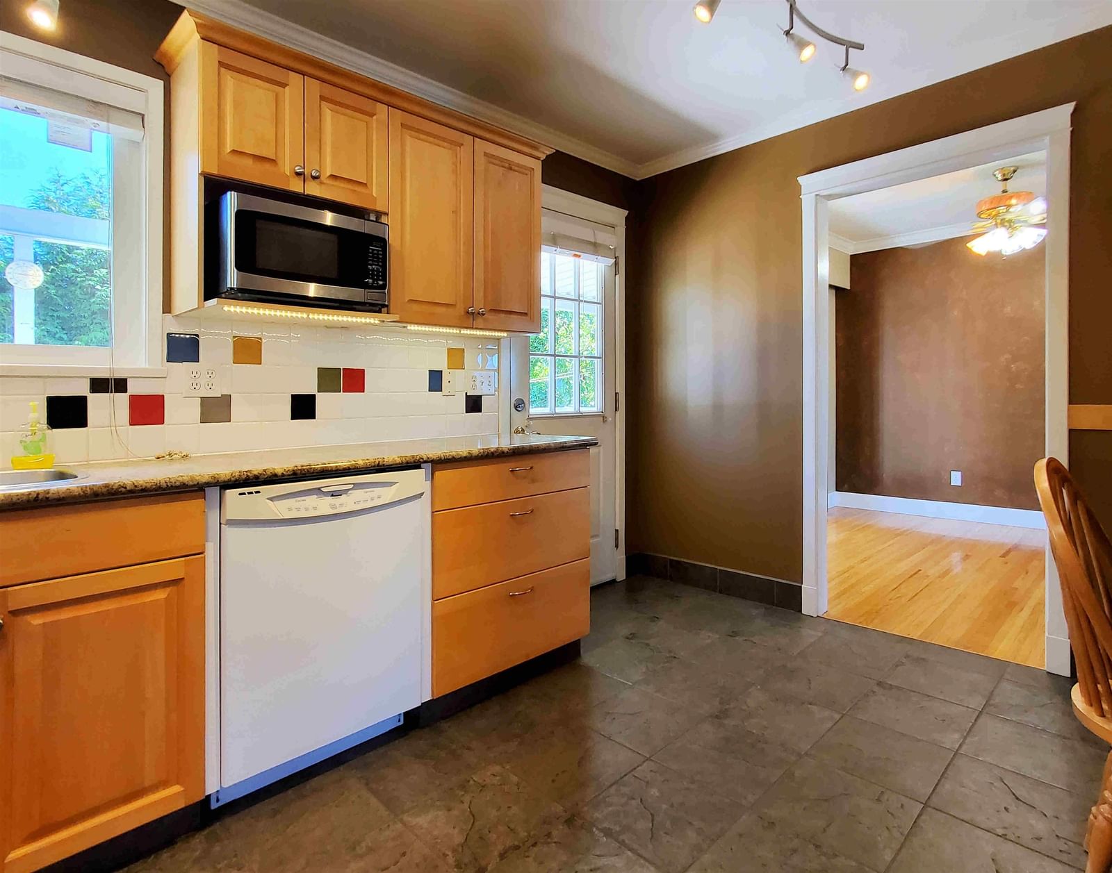 Listing Image 10