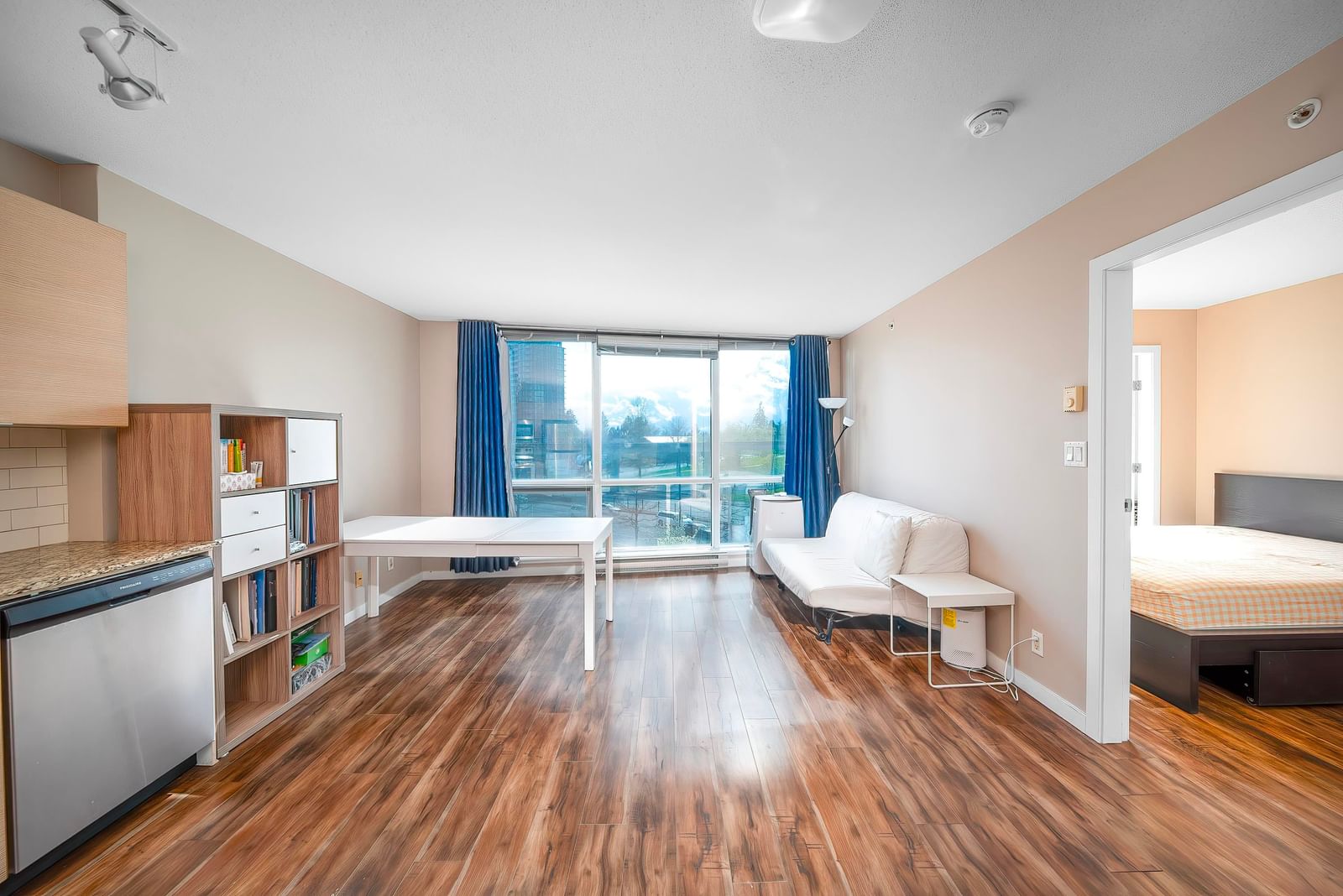 Listing Image 6