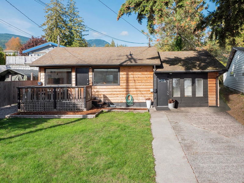 716/718 Hillcrest Road, Gibsons, British Columbia
