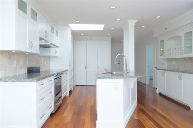 302 - 2455 Bellevue Avenue