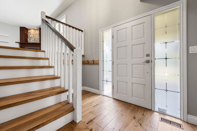 2396 Farrant Crescent