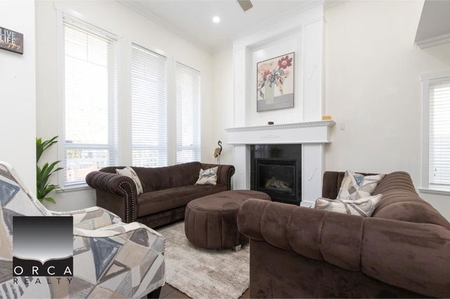 MAIN + TOP LVL - 19172 69a Avenue
