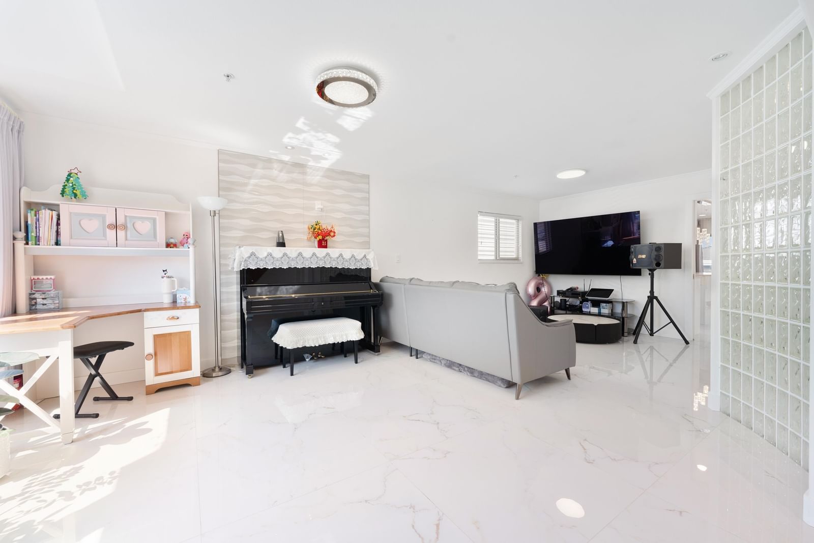 Listing Image 5