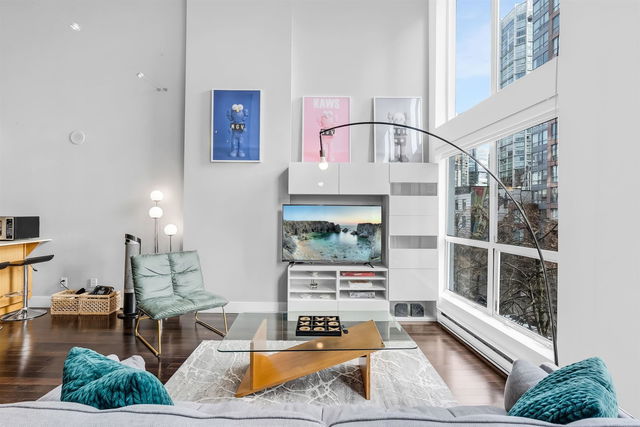 318 - 933 Seymour Street