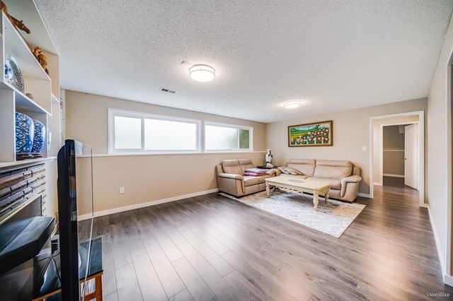 33251 Farrant Crescent
