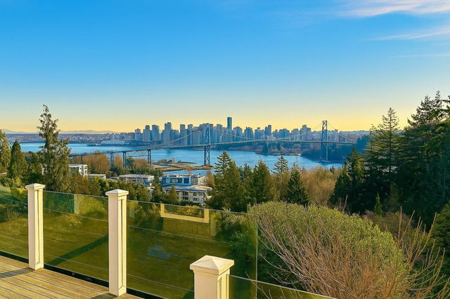 986 Esquimalt Avenue