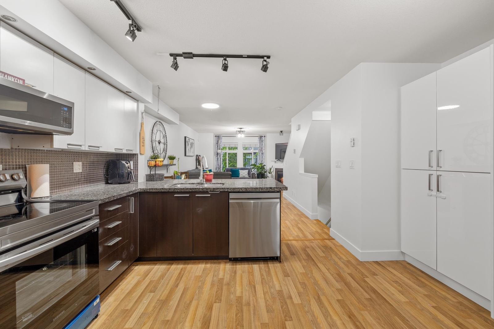 Listing Image 18
