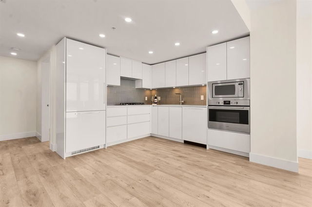 SL 54 - 802 10428 Whalley Boulevard