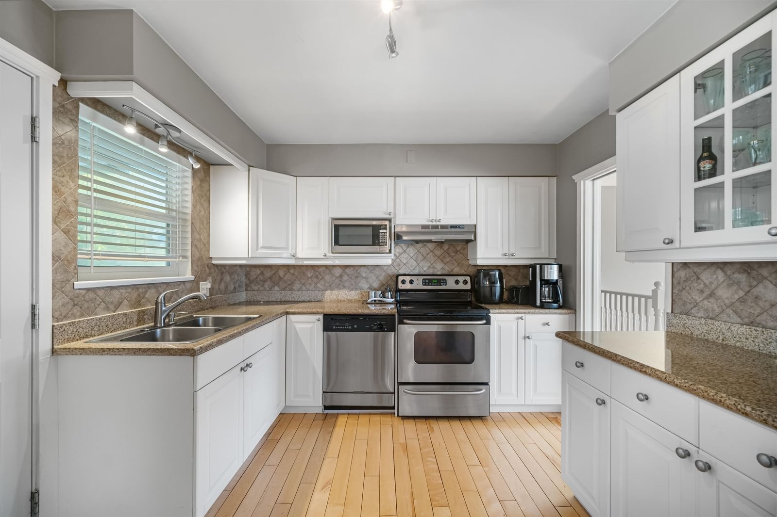 Listing Image 8