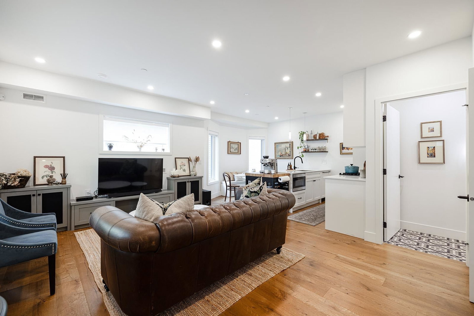 Listing Image 5