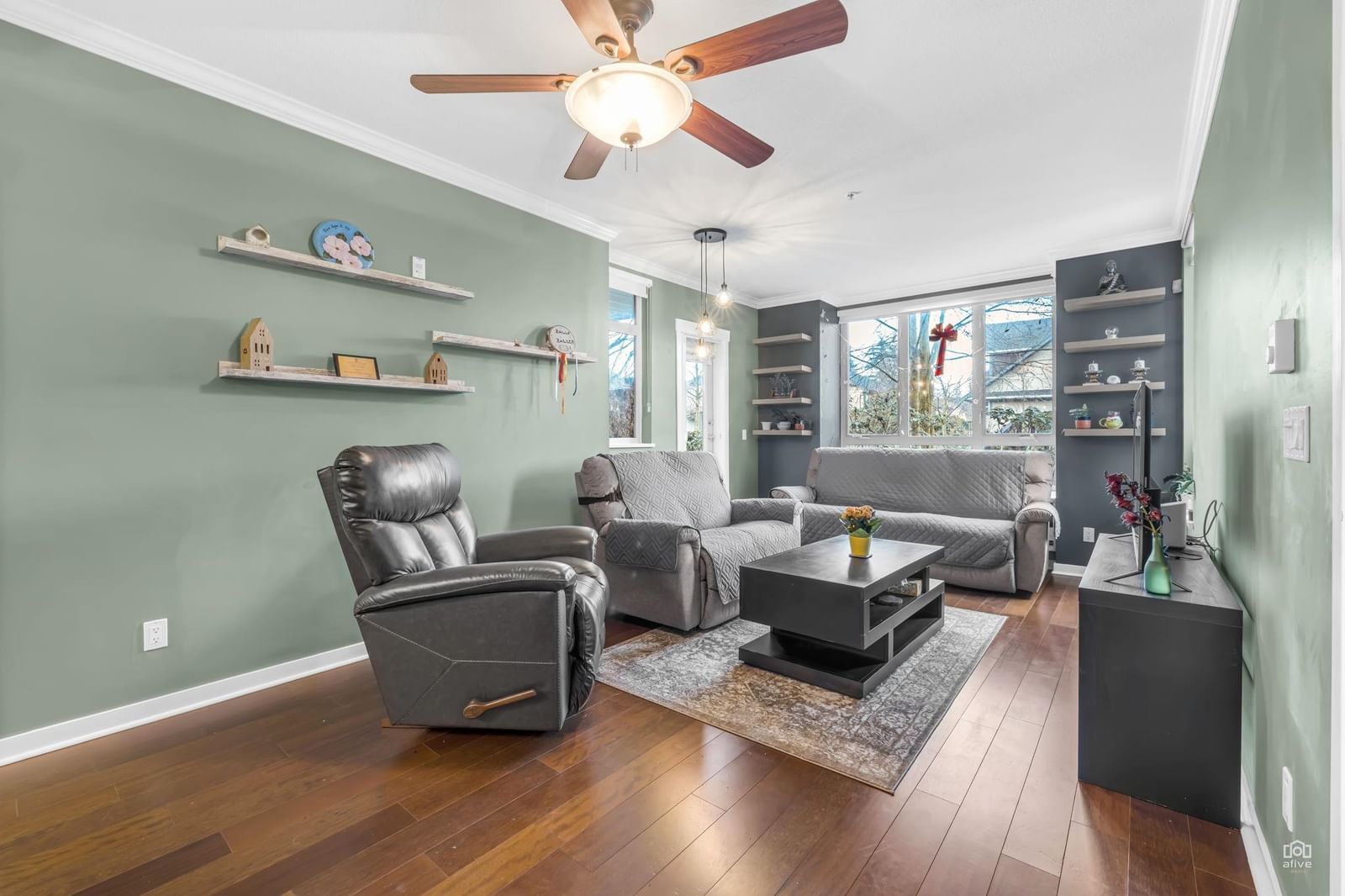 Listing Image 5