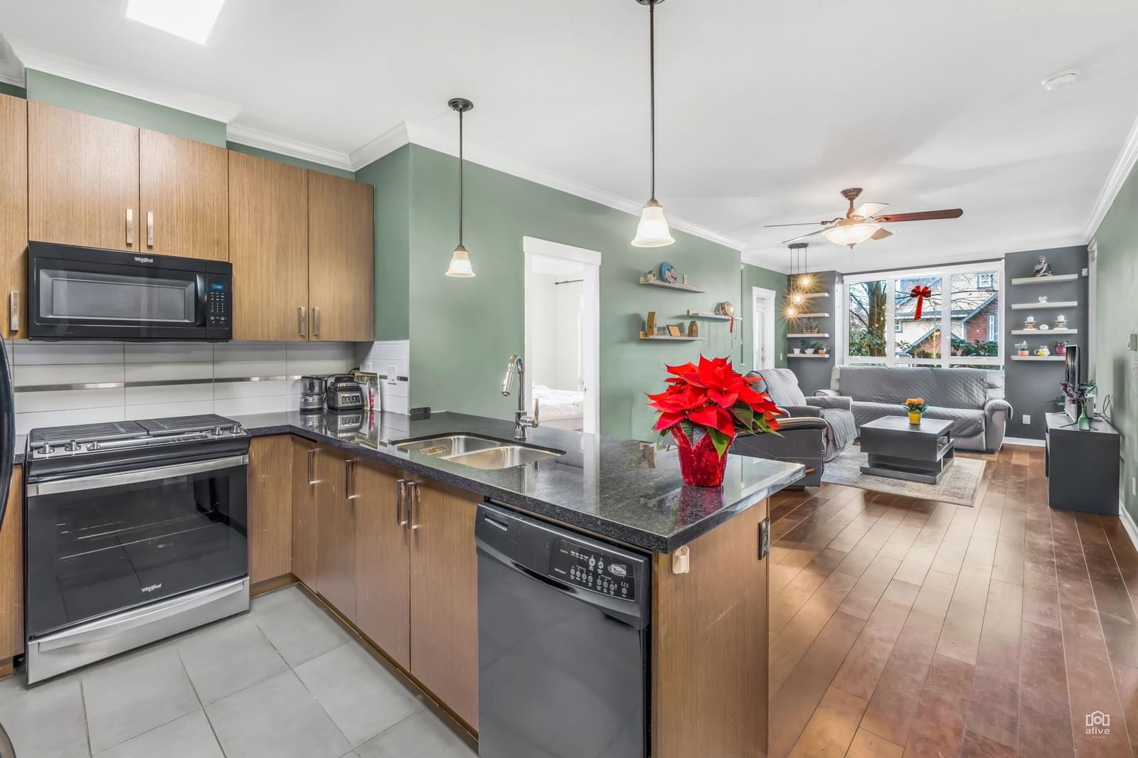 Listing Image 9