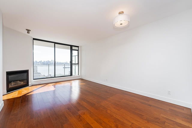 1211 - 175 1st Street