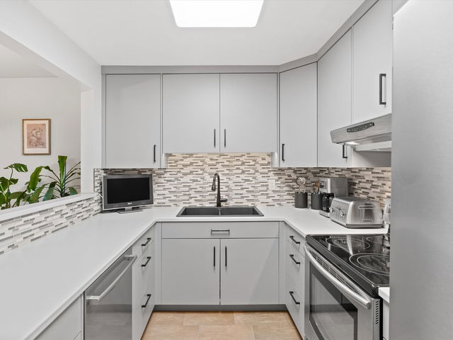 411 - 1000 Bowron Court