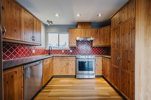 9749 Crown Crescent